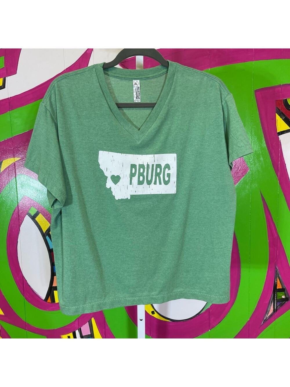 Alstyle, Montana Heart Philipsburg. Cropped T-Shirt. Size Large. Excellent cond!